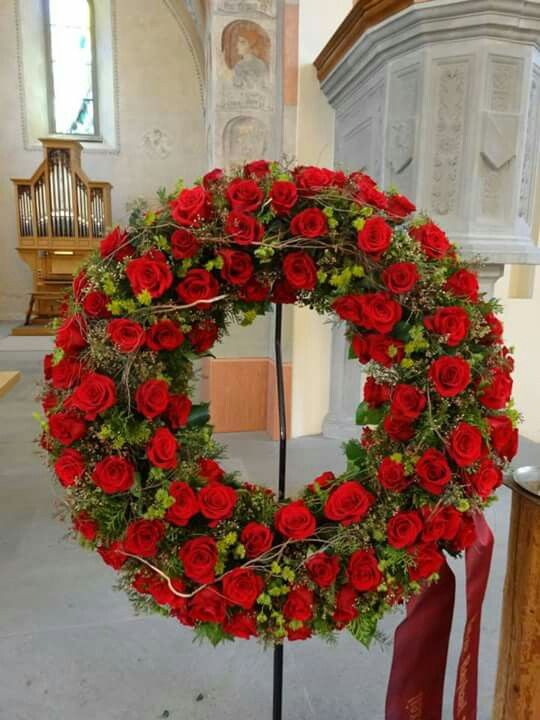 Вінок для похорону із червоних троянд